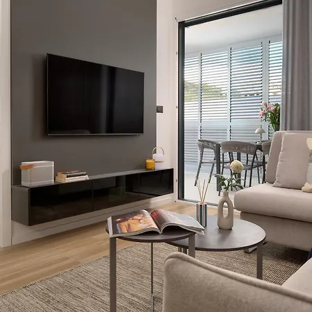 아파트 Deluxe Apartment With Private Heated Pool On Znjan Beach - Urban Nook