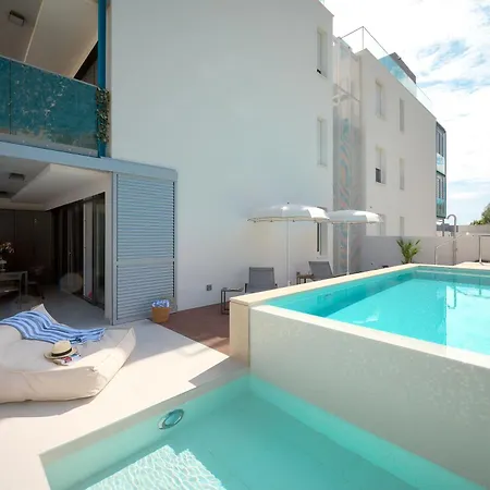 아파트 Deluxe Apartment With Private Heated Pool On Znjan Beach - Urban Nook